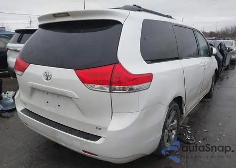 2012 Toyota Sienna Le V6 8 Passenger z USA, uszkodzony, nr VIN 5TDKK3DC6CS230054